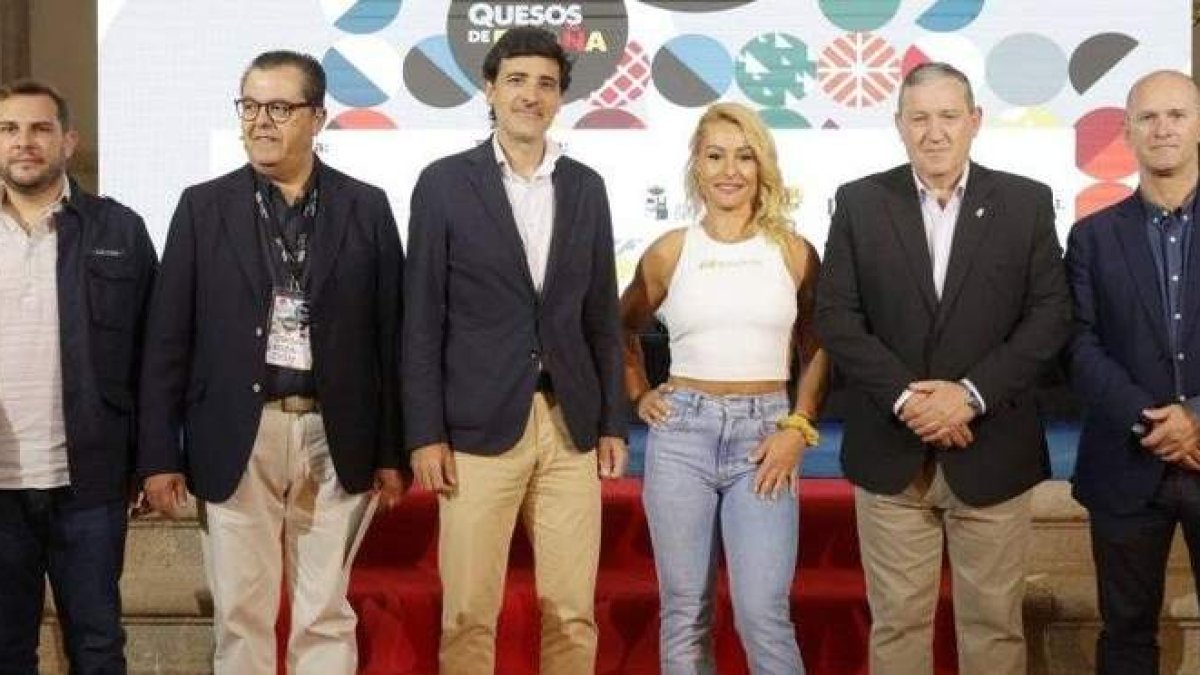 Lydia Valentín junto al resto de personalidades presentes en la Feria de Fromago. DL