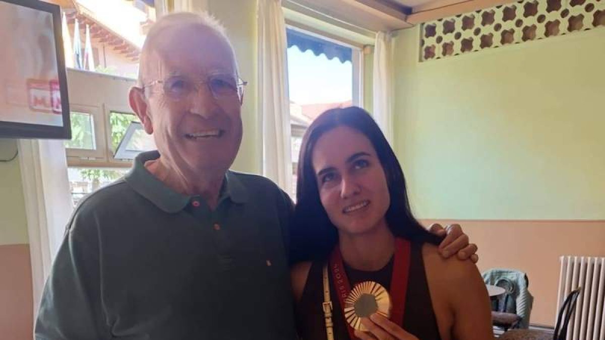 Alba García Falagán junto a José Antonio Vega Sutil en el Casino de Santa María del Páramo. DL