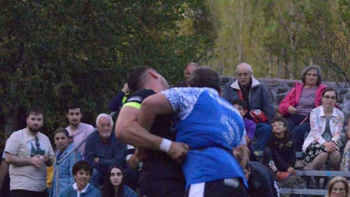 Pedro Alvarado y Jesús Quiñones en la final de pesados.  A. QUIÑONES