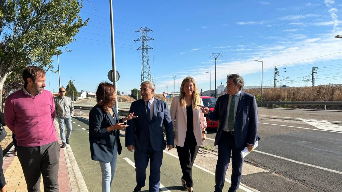El consejero de Movilidad y Transformación Digital, José Luis Sanz Merino, visita el carril bici que une Valladolid con Santovenia de Pisuerga.