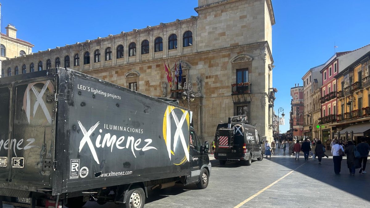 Un camión con material de iluminación junto al Palacio de los Guzmanes.
