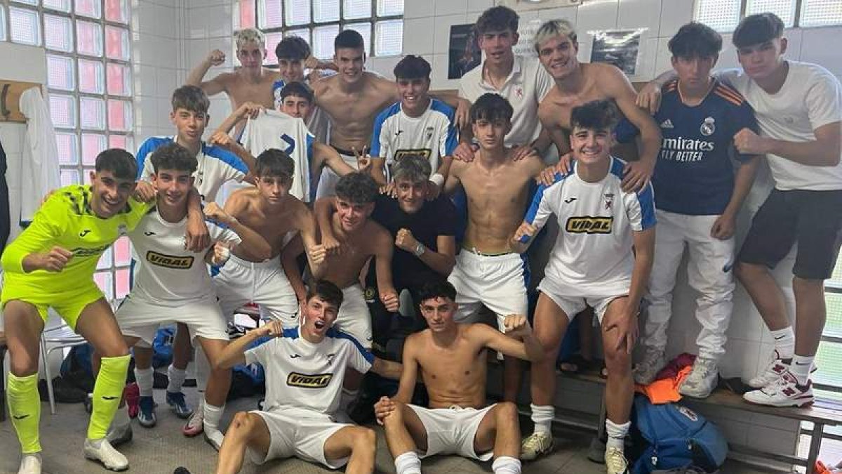 El equipo juvenil A de la Peña celebra la primera victoria del campeonato de Liga de la Primera Regional en La Palomera.  DL