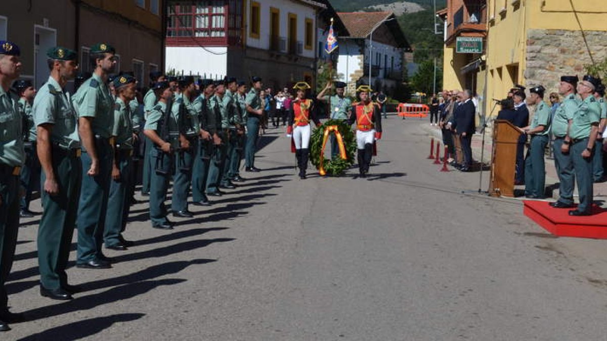 Un desfile de un escuadrón de la Guardia Civil y la colocación de una corona de laurel cerraron el acto.  CASTRO