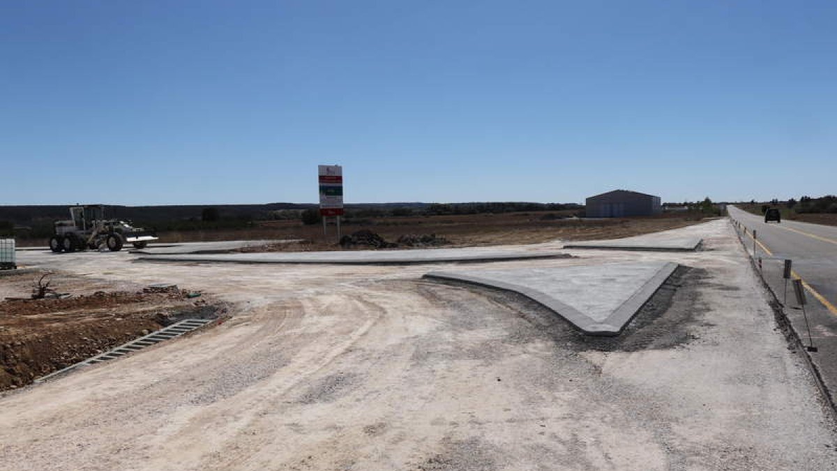 Acceso del polígono industrial de Almanza con la carretera LE-232.  CAMPOS