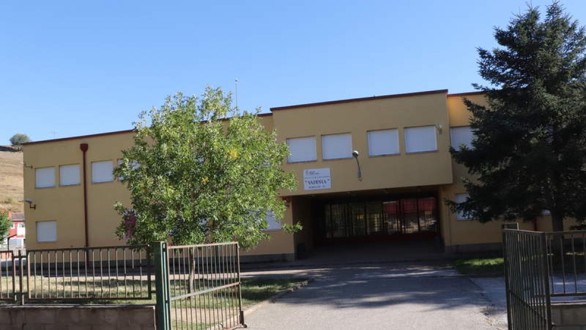 Edificio del IES Vadinia que acoge el nuevo ciclo de Formación Profesional. CAMPOS