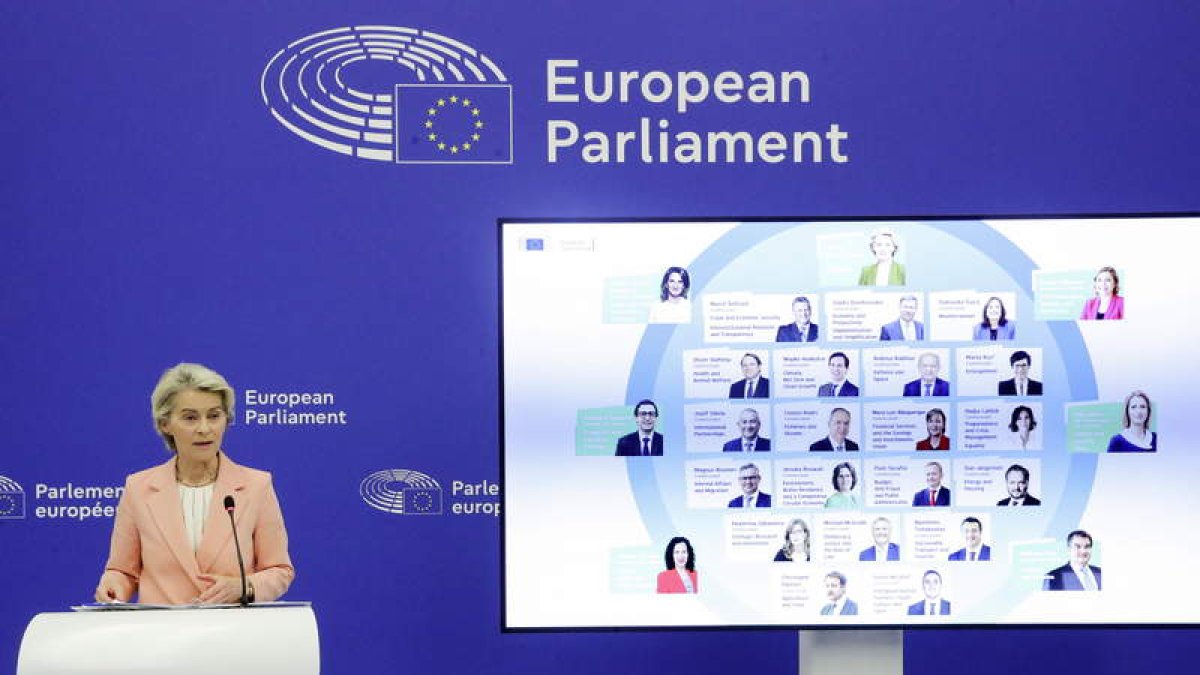 Von der Leyen con su organigrama e el que Teresa Ribera está a su derecha. TERESA SUAREZ