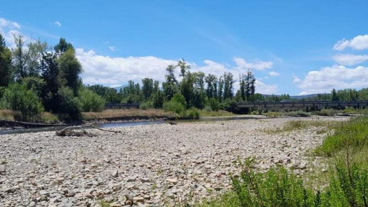 El río Cúa a su paso por el municipio de Carracedelo. CHMS