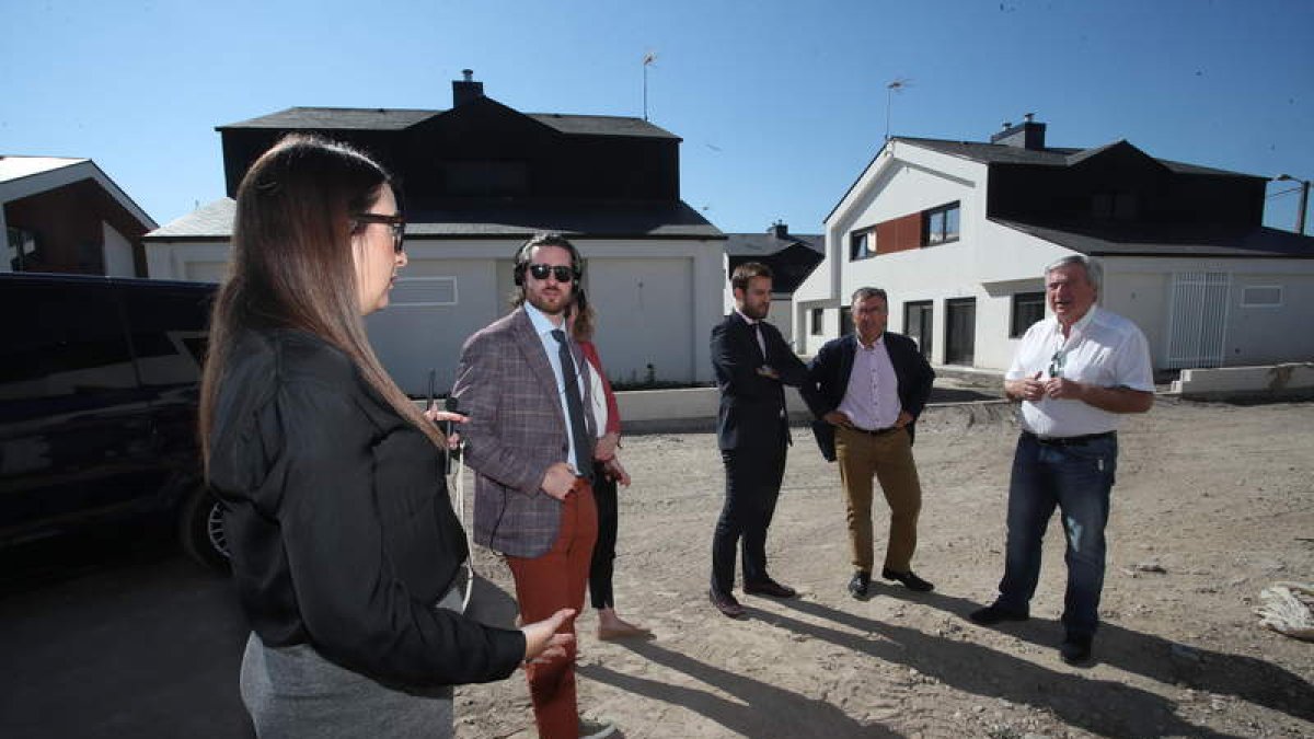Visita a las viviendas que promueve la Junta para jóvenes en Posada. ANA F. BARREDO