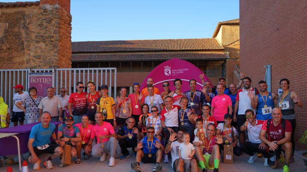 Foto de familia de los integrantes de los diferentes podios de la carrera de Toral de los Guzmanes. MÓNICA PÉREZ