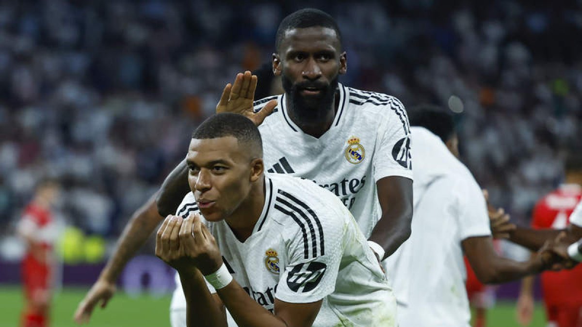 Mbappé celebra su gol, el que suponía el momentáneo 1-0 para el Real Madrid frente al Stuttgart. HUESCA