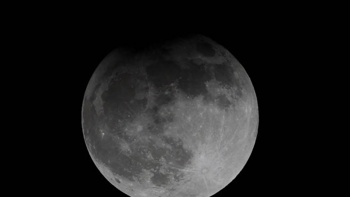 Fotografía que muestra el eclipse lunar parcial en Ciudad de Panamá (Panamá).