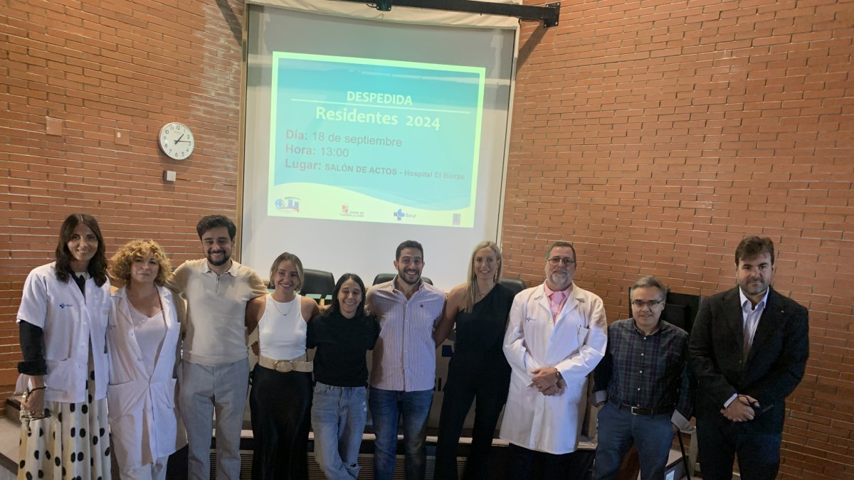 Parte de los residentes con miembros del equipo directivo de la Gasbi.