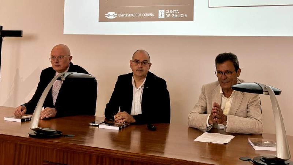 Un momento de la ponencia en la Universidad de la Coruña. DL