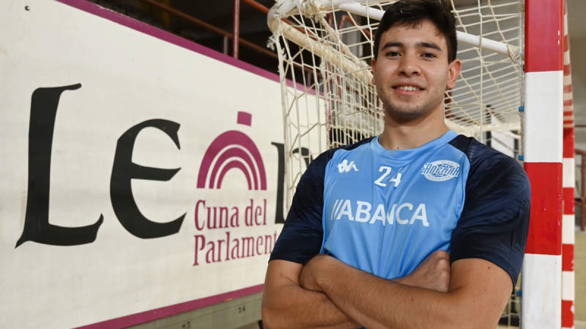 Hatem Marawan sufre un esguince de tobillo y es seria duda para el partido con el Villa de Aranda. J. C.