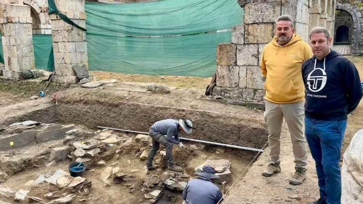 El arqueólogo de la excavación y el concejal de Patrimonio, en la zona objeto de la última investigación. DL