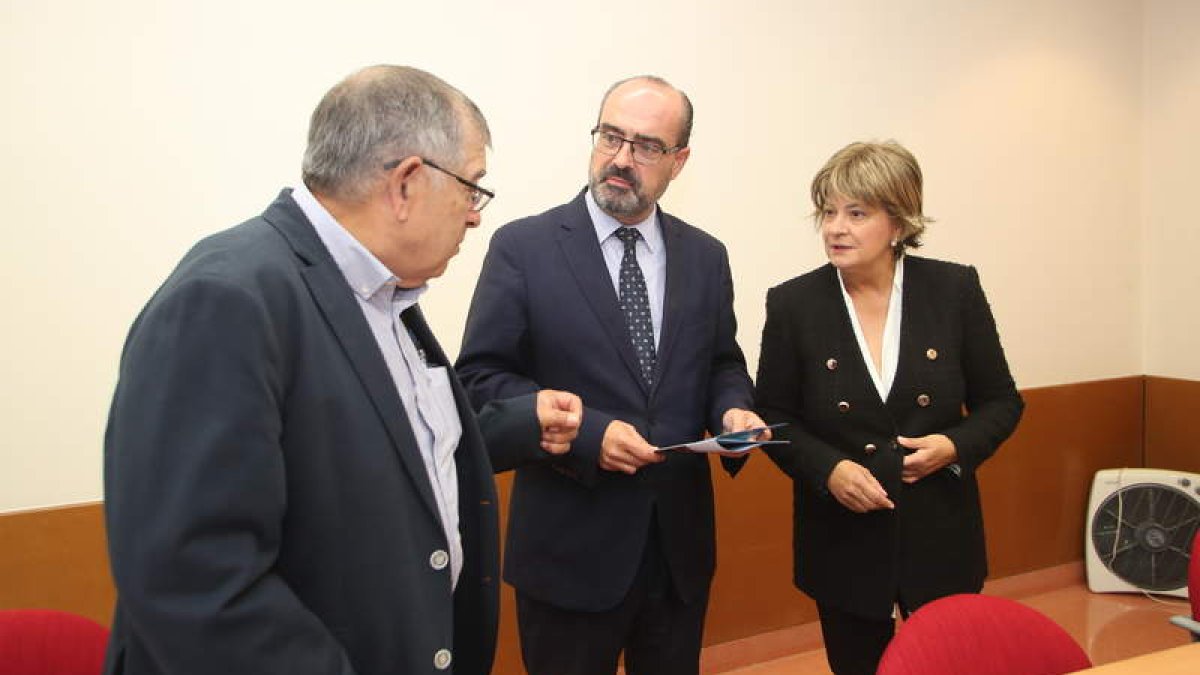 Morala, con los responsables de Solera Berciana, este miércoles, en la presentación. DE LA MATA