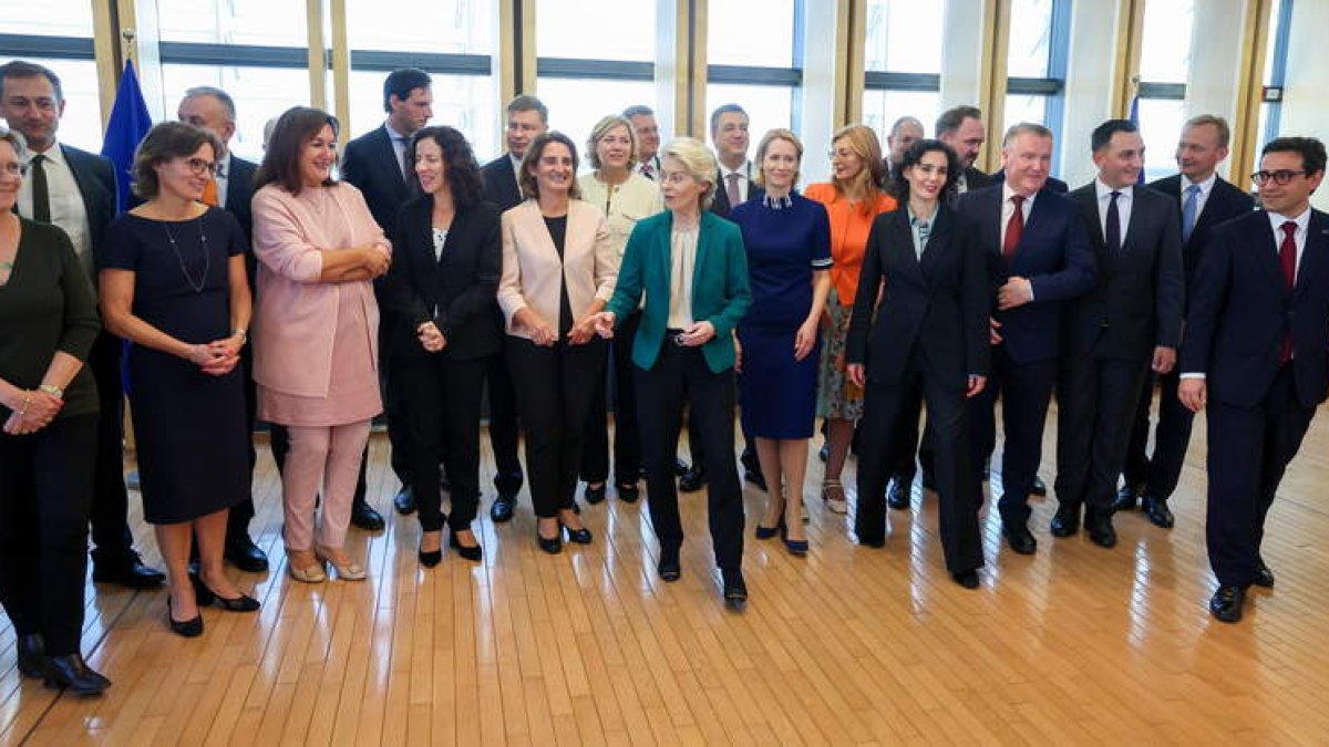 Ursula Von der Leyen junto a sus nuevos comisarios. OLIVER HOSLET