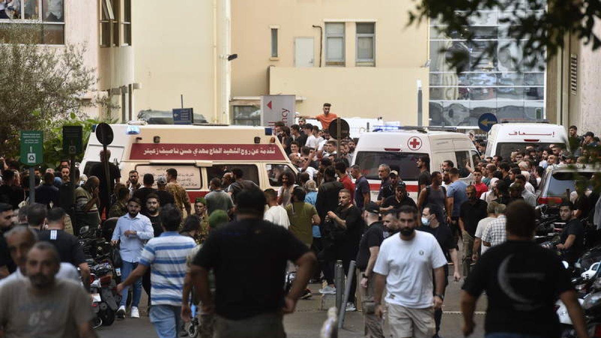 Ambulancias y servicios de emergencias atienden a heridos en Beirut.  WAEL HAMZEH