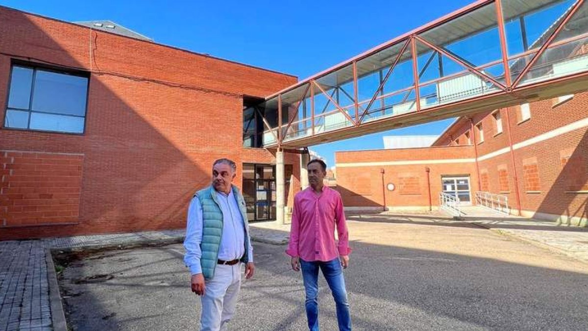 El alcalde, José Luis Nieto, y el concejal Julián García, delante del edificio del antiguo ambulatorio.  DL