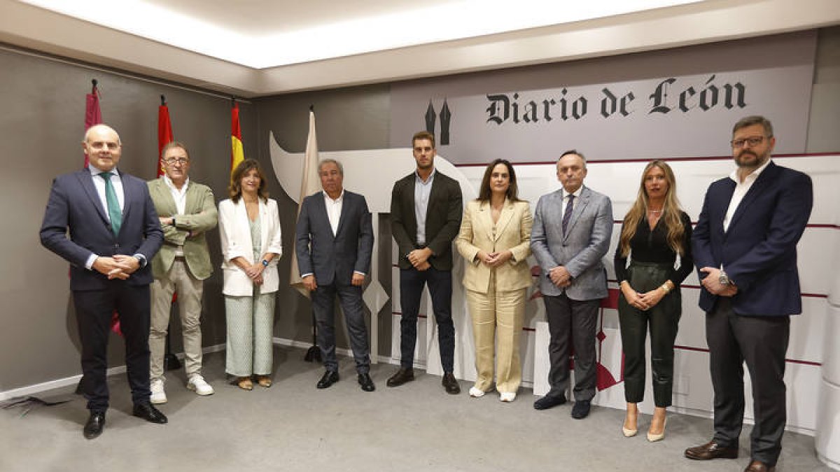 El jurado de Diario de León se reunió en el Club de Prensa para elegir, entre todas las publicaciones los galardonados de este año. De izquierda a derecha, Alejandro Hidalgo, de Caja Rural; Tomás Castro, de Proconsi; la rectora de la ULE Nuria González; Joaquín S. Torné, director de Diario de León; David Suárez, de Mercadona; Adriana Ulibarri, presidenta de Diario de León; Luis Enrique Ortega, viceconsejero de Transformación Digital; Silvia Herrero, de Iberdrola y Roberto Vidal, de Xeridia.