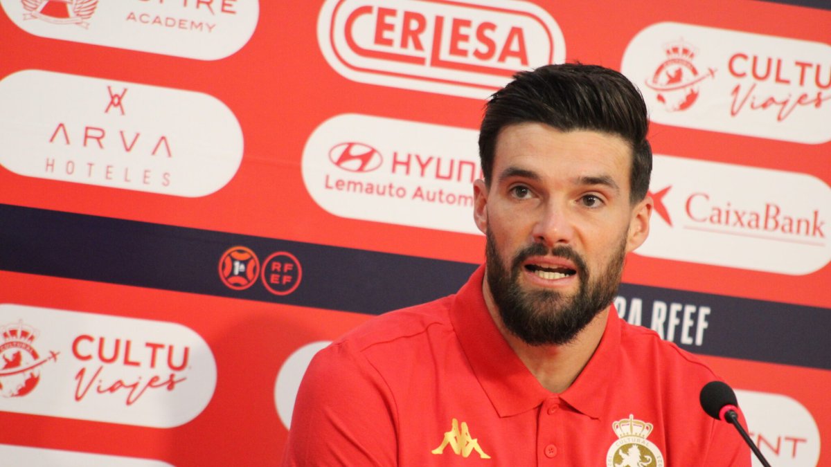 Eneko Satrústegui, jugador de la Cultural, habla en rueda de prensa