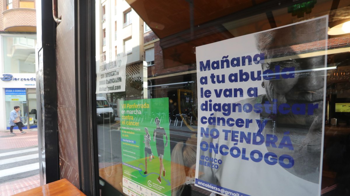 Uno de los carteles de reivindicación de profesionales sanitarios colocado en Ponferrada.
