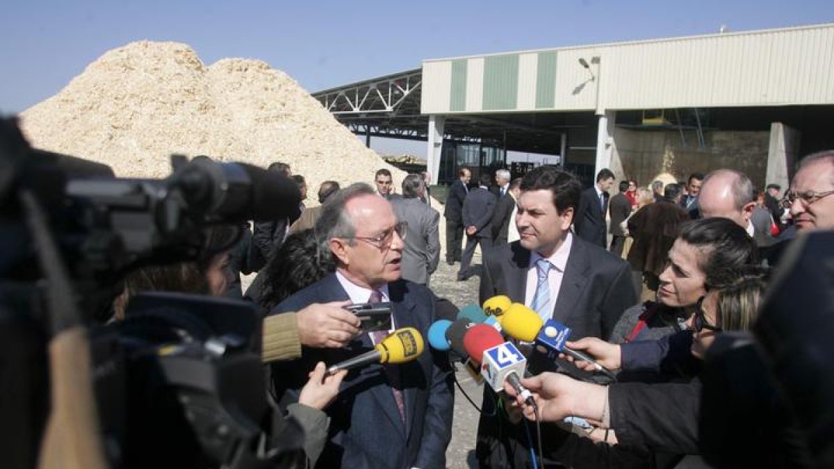 Pedro Garnica, atiende a los medios en la inauguración de su planta en Valencia de Don Juan en 2005.