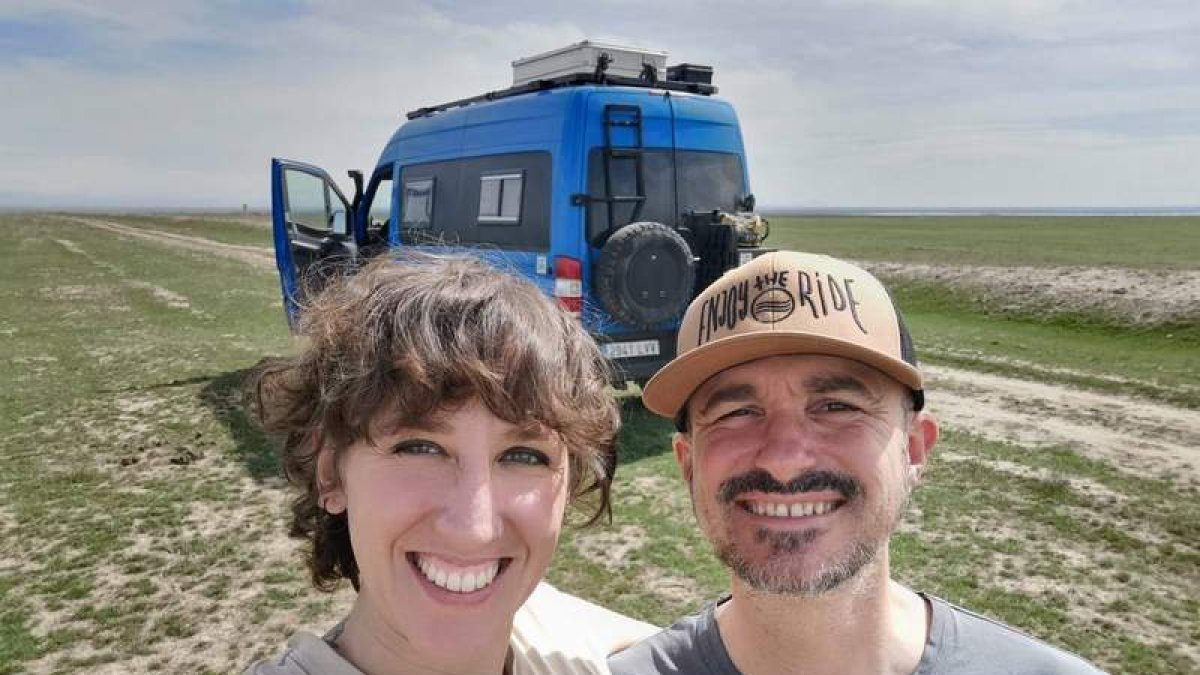 Sierra y Rubén en la estepa de Kazajistán. WILD EARTH EXPEDITION