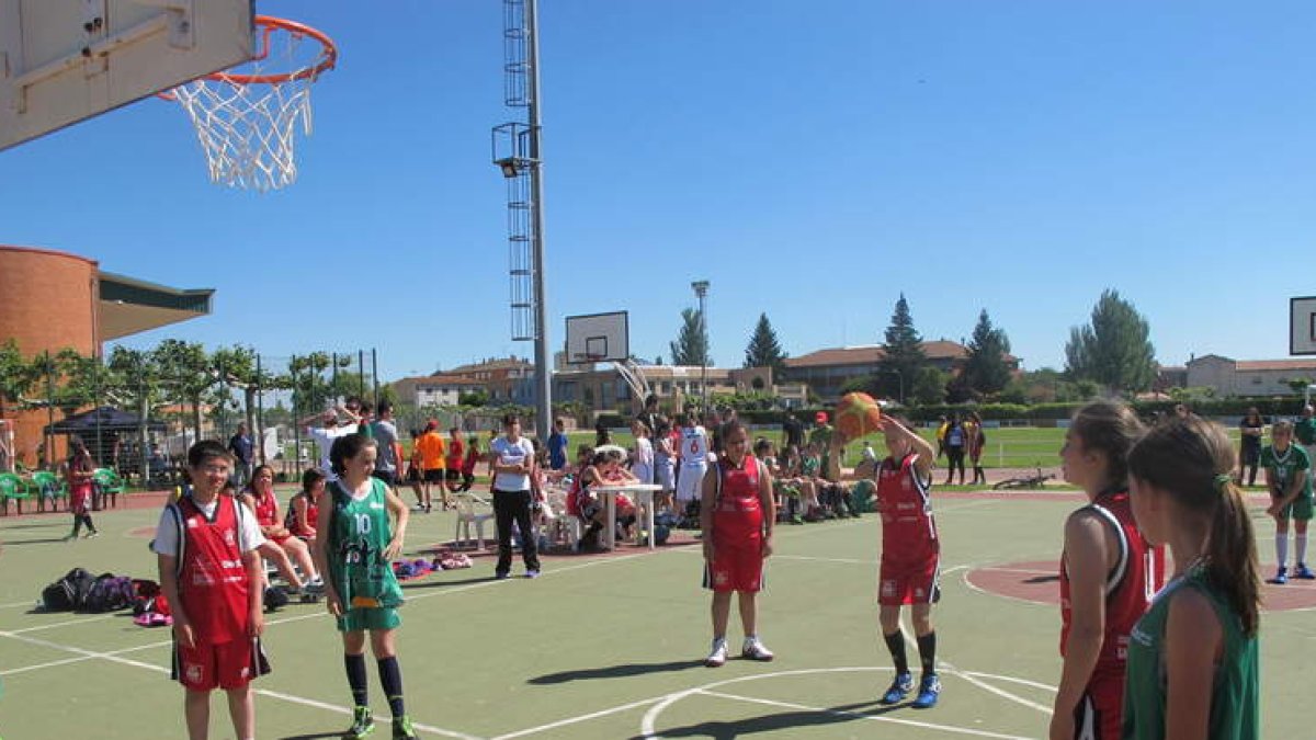 Imagen de archivo de unos niños participando en las escuelas deportivas de Santa María. MEDINA