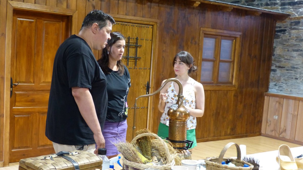 Gala, con algunos vecinos, mostrando la utilización de plantas.