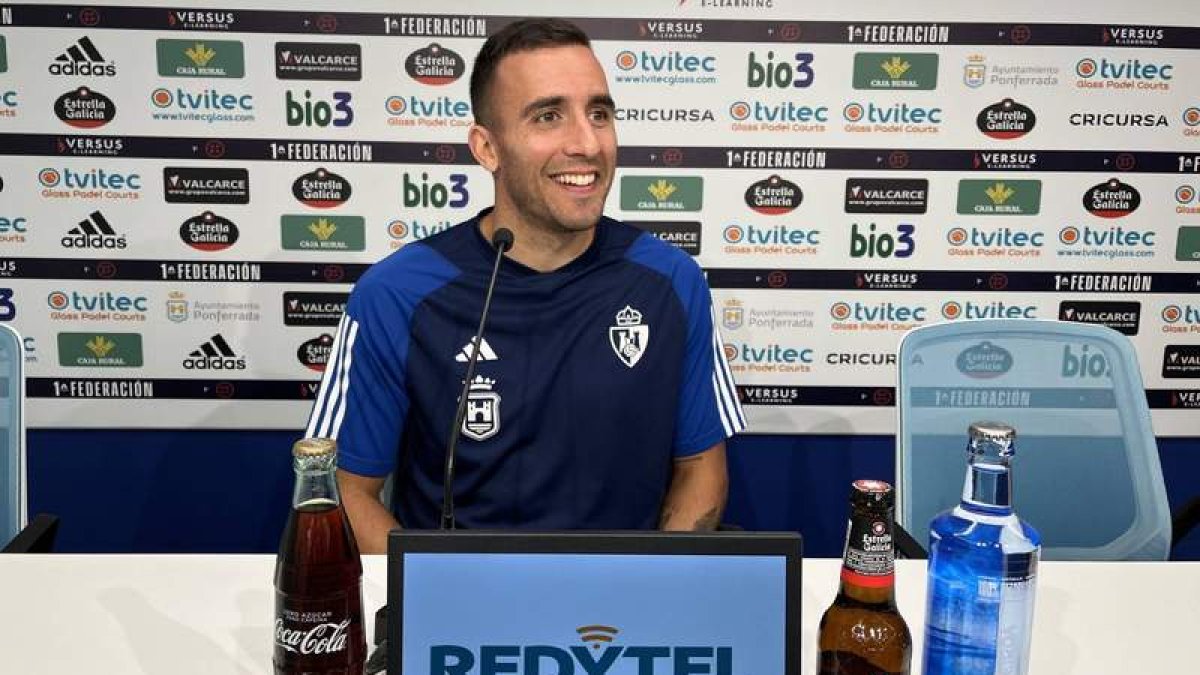 Ger Nóvoa, durante su comparecencia de ayer en la sala de prensa del estadio ponferradino.  SDP