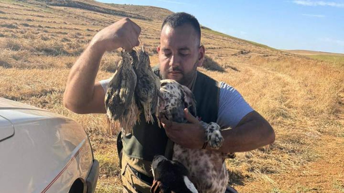 Adrián Álvarez con sus perros y sus perchas de codorniz. DL