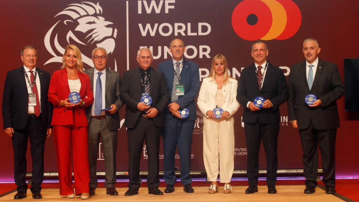 Representantes del mundo del deporte y de la política, junto a Lydia Valentin, inauguraron este jueves el Mundial Júnior en el Palacio de Exposiciones de León. ÁNGELOPEZ