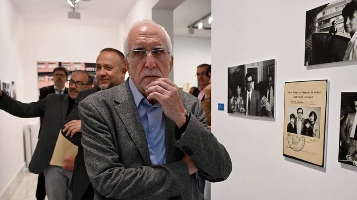 El escritor leonés en la exposición sobre su vida y obra que acoge el CLA.  PEIO GARCÍA