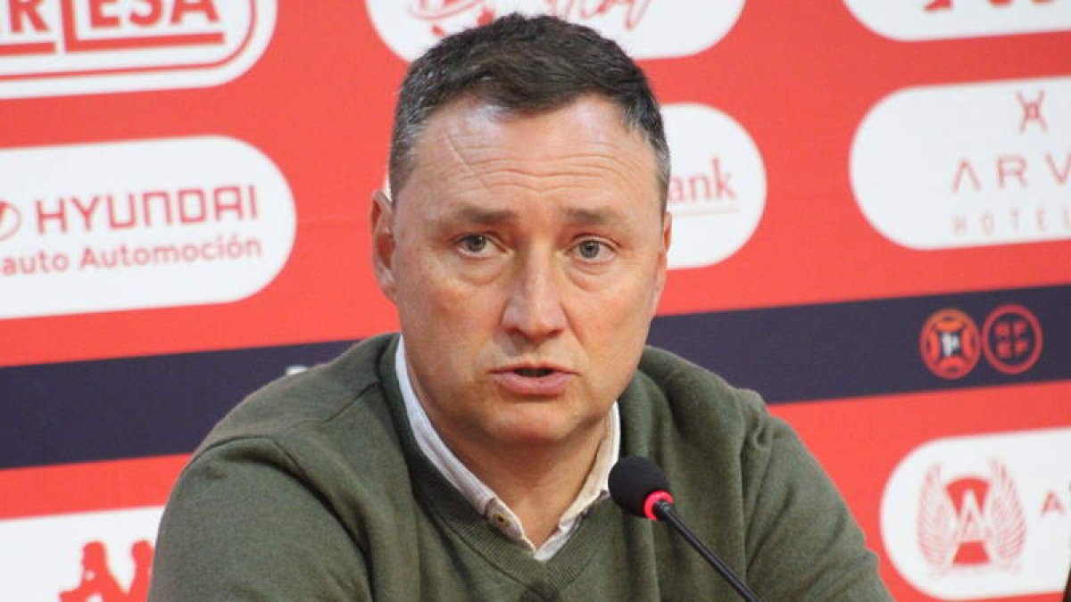 Raúl Llona espera una Cultural «dominadora» este domingo en el duelo ante Osasuna Promesas. CYDL
