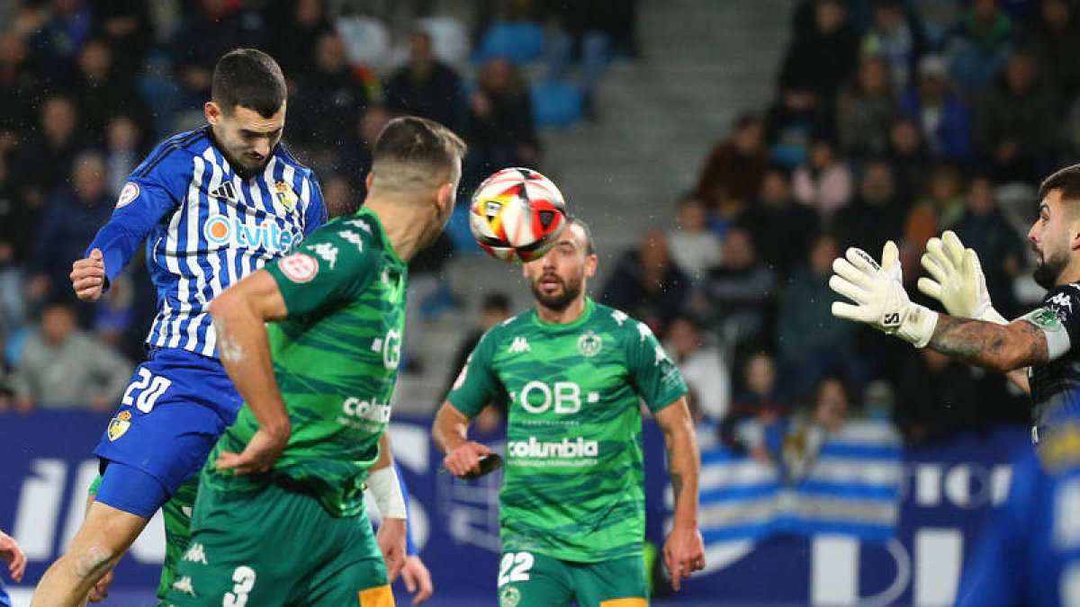 Este remate de cabeza de Lancho derrotó en enero al Arenteiro de Javi Rey en el minuto 96. L. DE LA MATA