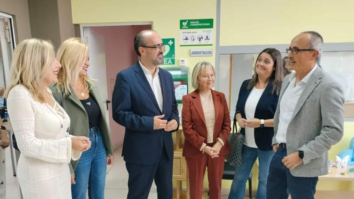 El alcalde, con los responsables de Cosmos y de la asociación, en el acto.