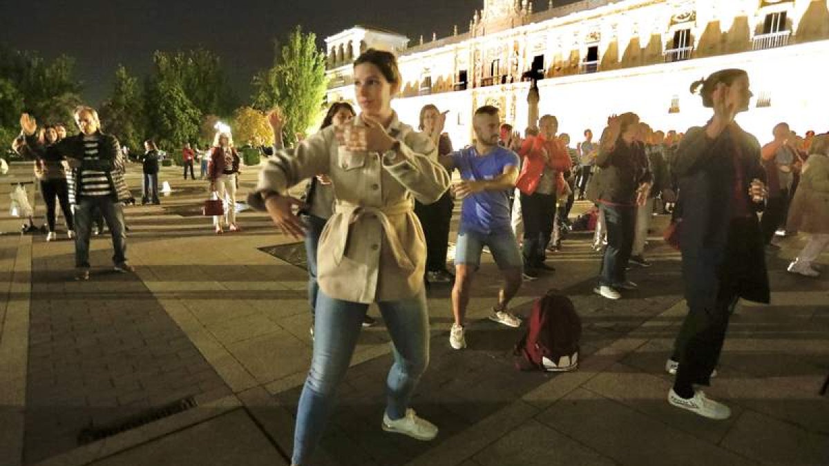 La plaza de San Marcos de León se convirtió en un pequeño rincón de China.  RAMIRO