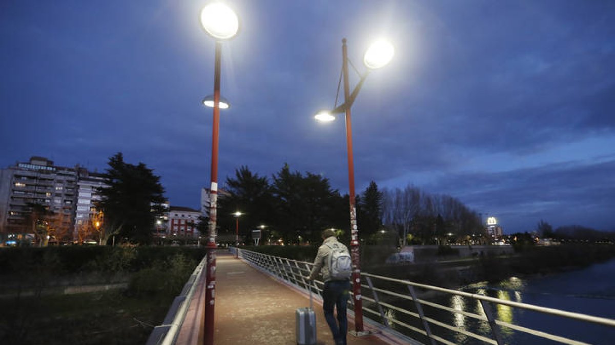 La nueva pasarela sobre el Bernesga copia el modelo de la existente frente a la estación de autobuses