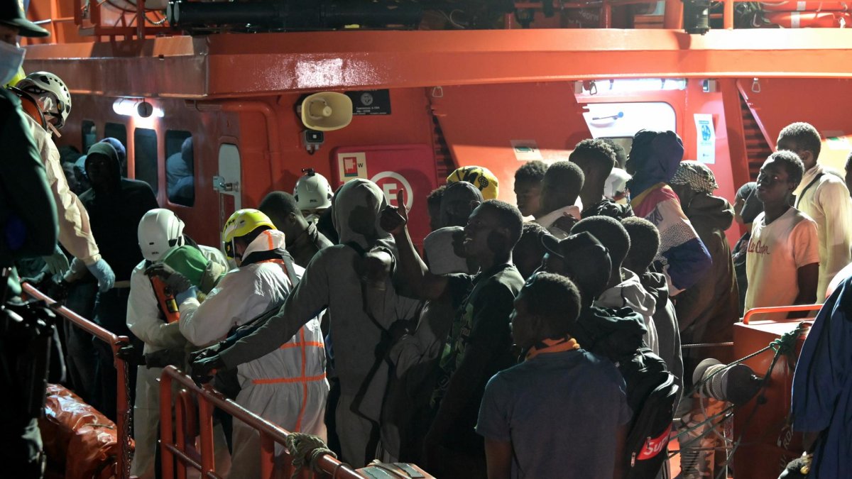 Inmigrantes subsaharianos rescatados por Salvamento Marítimo de dos cayucos localizados en el Atlántico, en aguas al sur de la isla de El Hierro, en la madrugada de ese viernes. EFE/Gelmert Finol