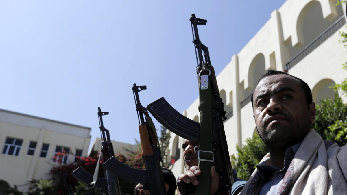 Imagen de archivo de miliicianos hutíes en Yemen. EFE/Yahya Arhab