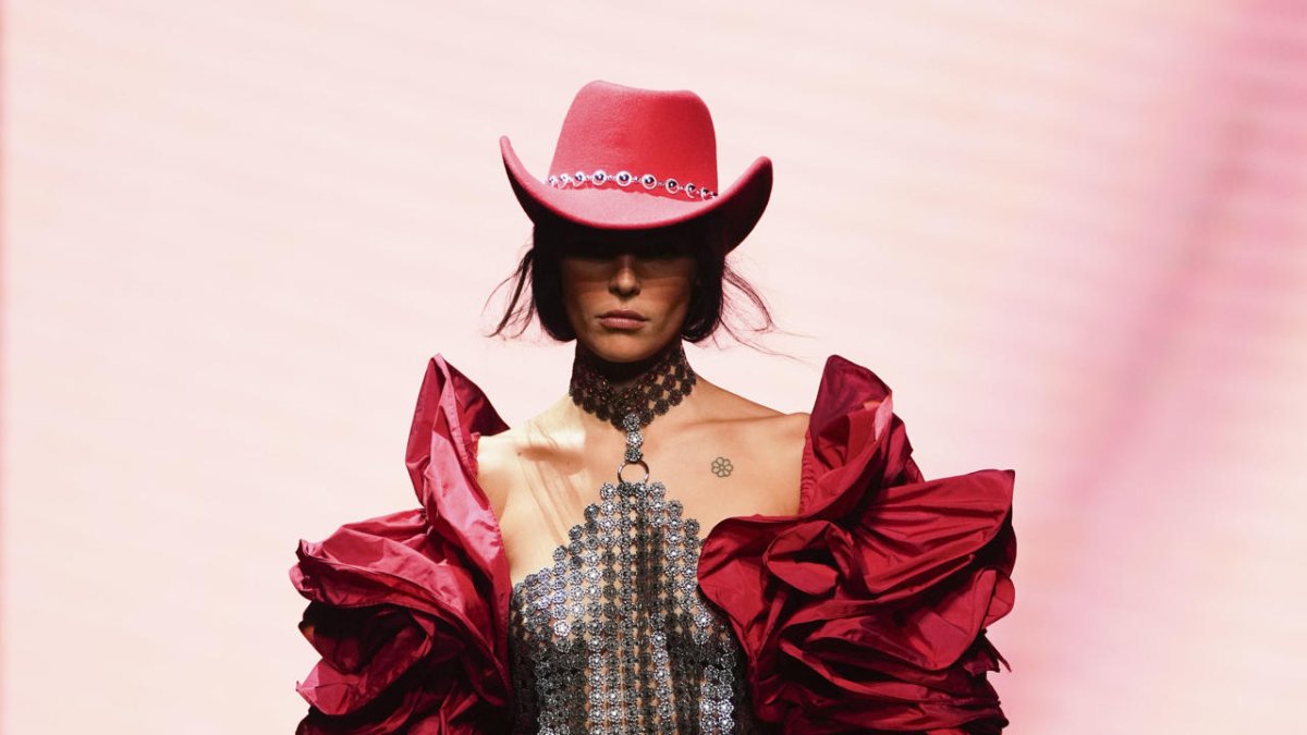 Fotografía de archivo de una creación de Paloma Suárez en la Mercedes-Benz Madrid Fashion Week. EFE/ Borja Sánchez-trillo