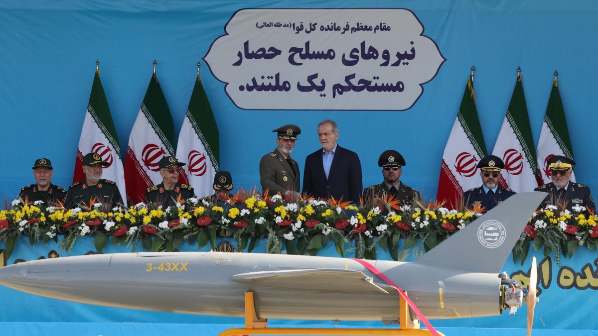 El presidente iraní, Masud Pezeshkian, observa el paso de un dron durante el desfile militar anual que conmemora la invasión iraquí de 1980, que condujo a una guerra que duró ocho años (1980-1988); en Teherán, Irán, el 21 de septiembre de 2024. EFE/EPA/ABEDIN TAHERKENAREH