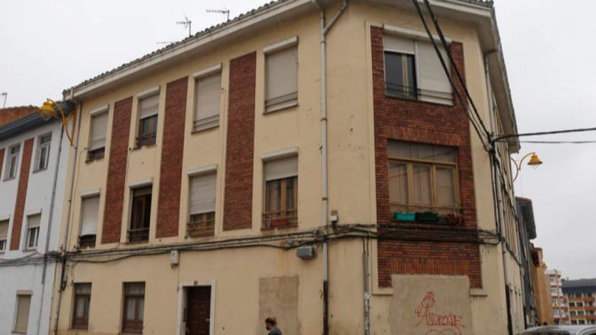 Imagen de archivo de una casa tapiada en León para evitar que sea ocupada de forma ilegal