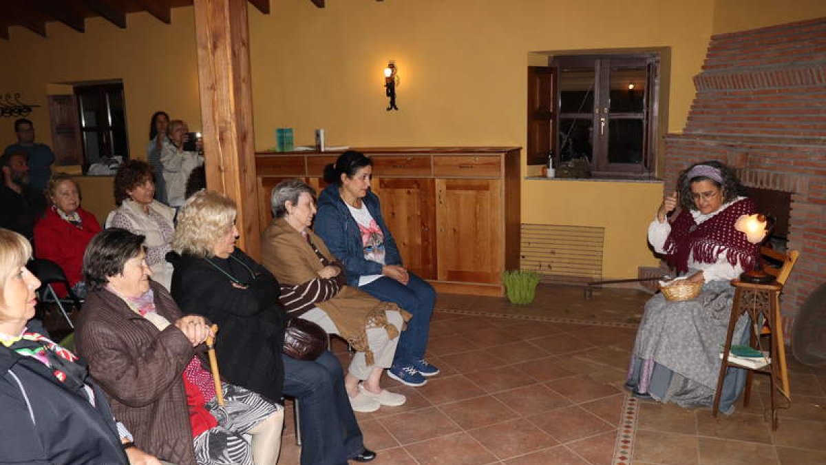 Lidia Fos en la representación del filandón o hila en Valdoré.  CAMPOS