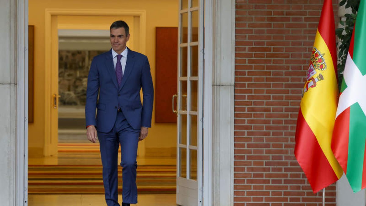 Pedro Sánchez sale a recibir el viernes al lehendakari Imanol Pradales en la Moncloa. ZIPI ARAGÓN
