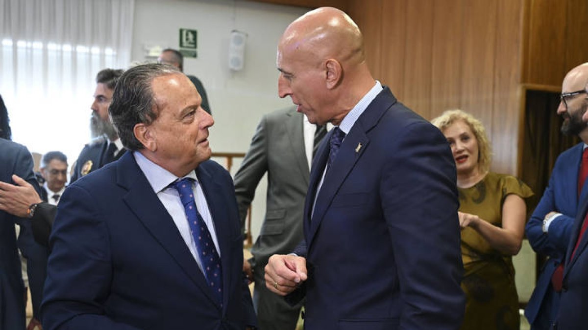 Mario Amilivia, exalcalde y presidente del Consejo Consultivo, conversa con José Antonio Diez, en una imagen de archivo