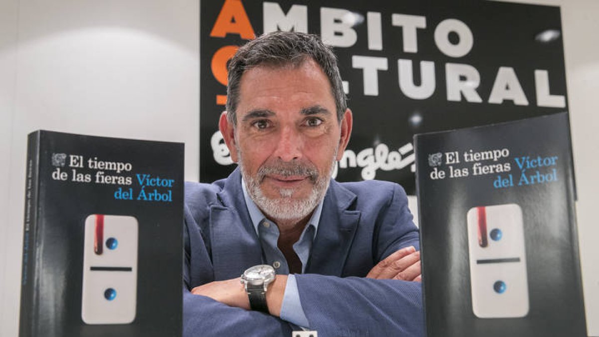 El escritor Víctor del Árbol