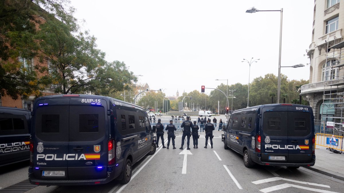 Archivo - Vehículos y agentes de Policía Nacional en uno de los accesos al Congreso de los Diputados