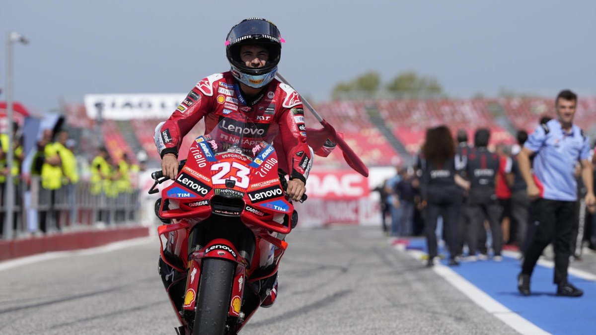 El piloto italiano Enea Bastianini de Ducati Lenovo Team celebra la victoria de la carrera de MotoGP del Gran Premio de Motociclismo de Emilia Romagna. EFE/EPA/DANILO DI GIOVANNI
